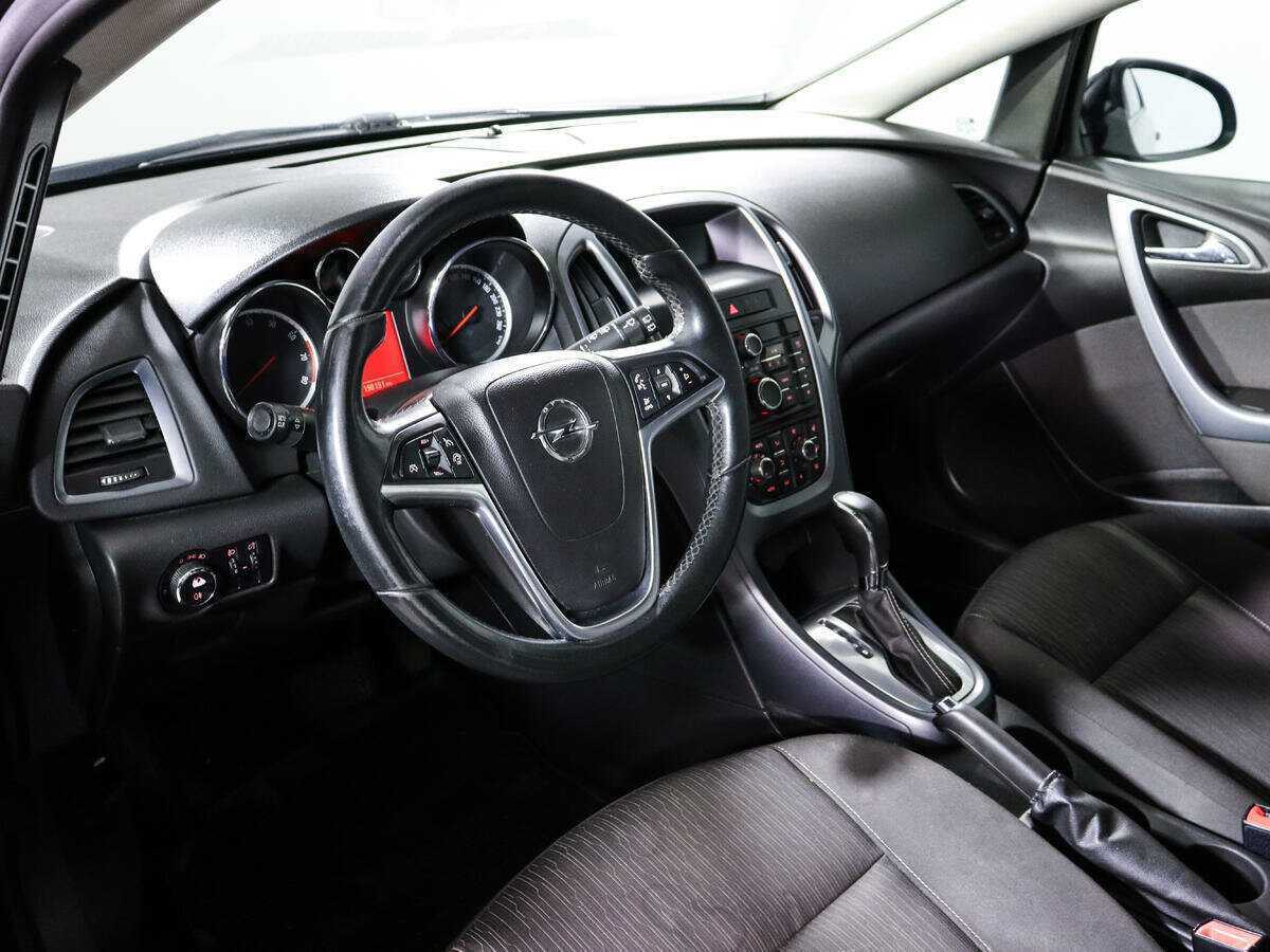 Opel Astra с пробегом — 2012 год. Фото: #11