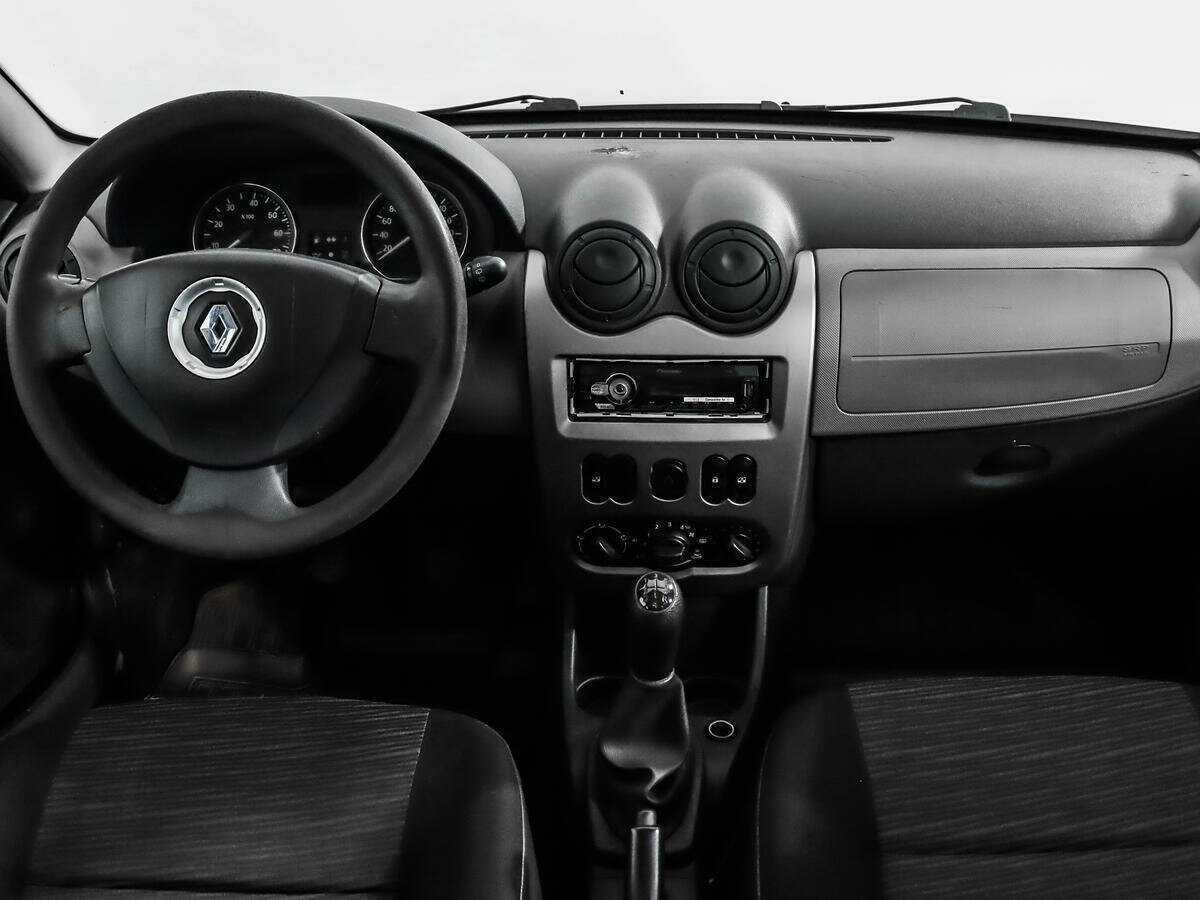 Renault Sandero с пробегом — 2013 год. Фото: #11