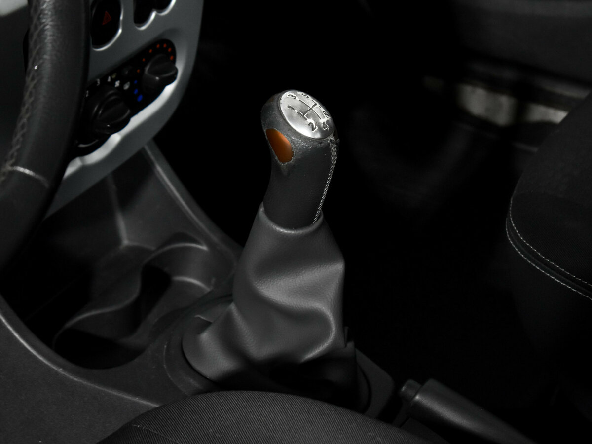 Renault Sandero с пробегом — 2012 год. Фото: #9