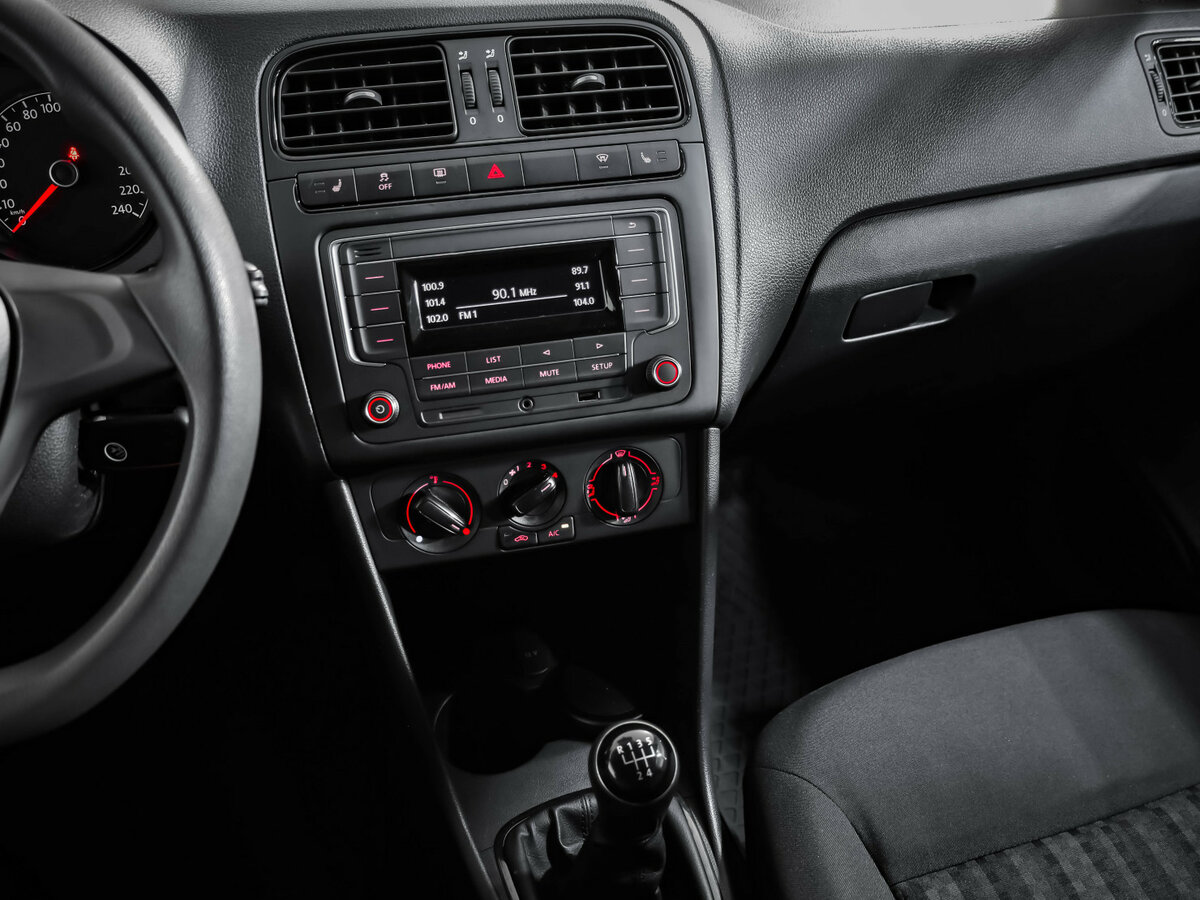 Volkswagen Polo с пробегом — 2018 год. Фото: #12