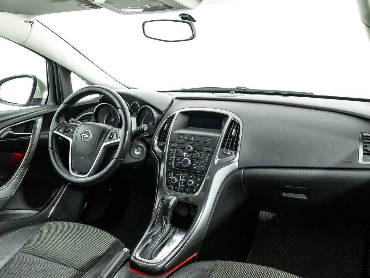 Opel Astra с пробегом — 2012 год. Фото: #8