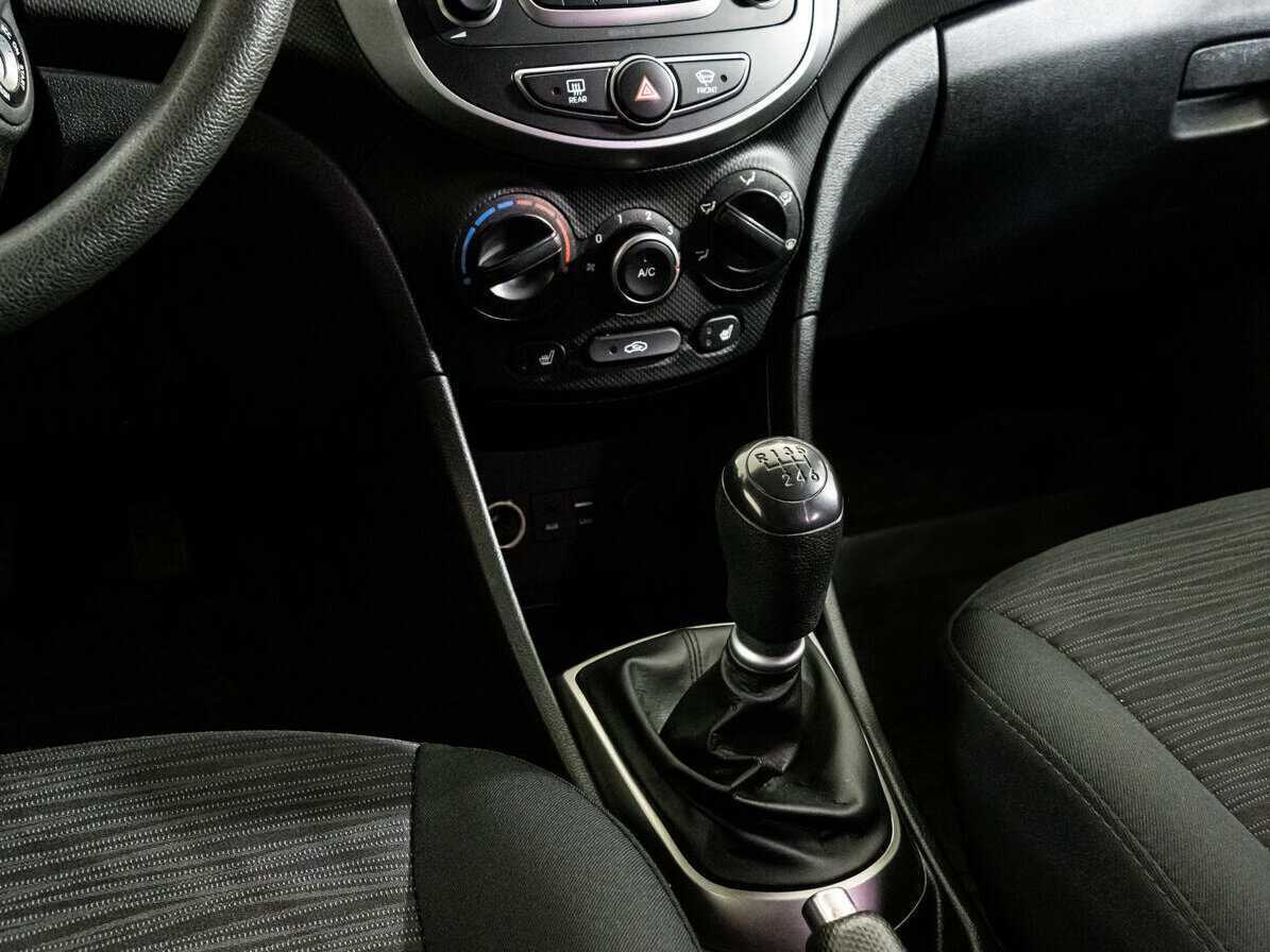 Hyundai Solaris с пробегом — 2015 год. Фото: #11