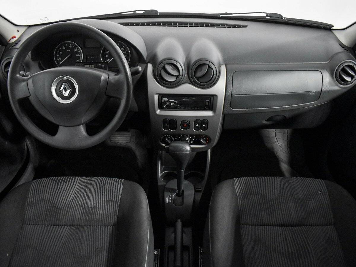 Renault Logan с пробегом — 2015 год. Фото: #11