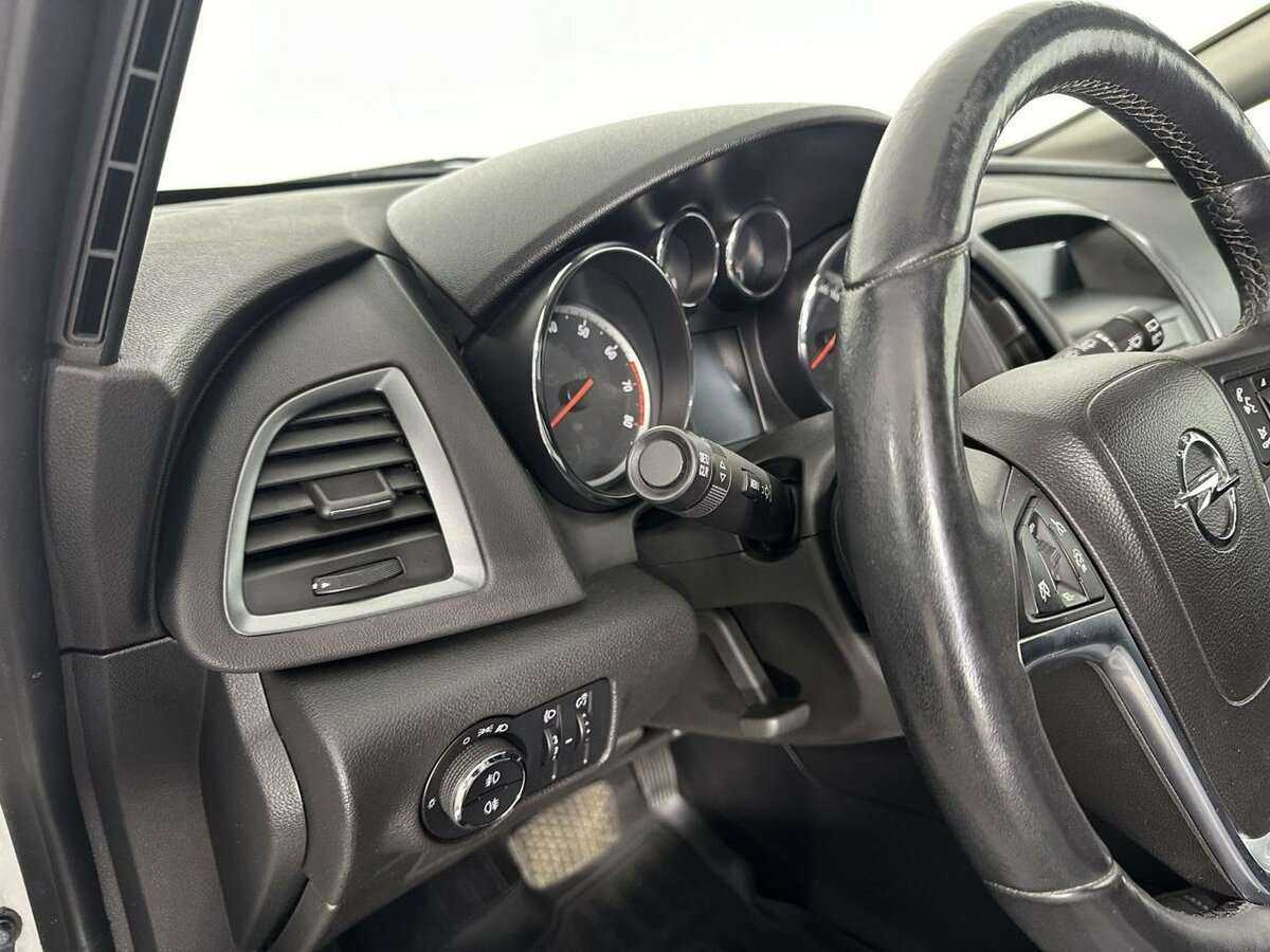 Opel Astra с пробегом — 2013 год. Фото: #5