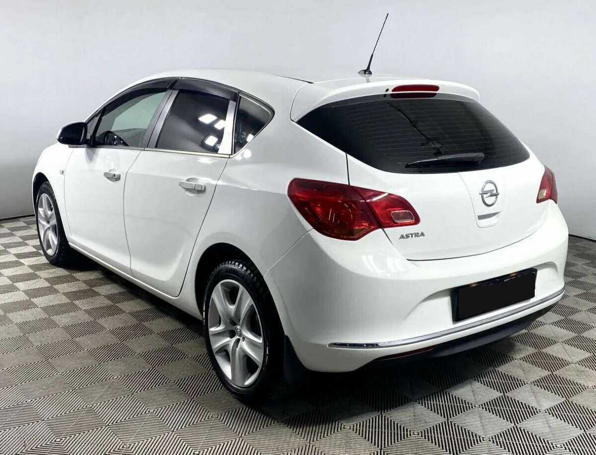 Opel Astra с пробегом — 2012 год. Фото: #4