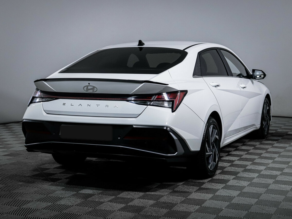 Hyundai Elantra с пробегом — 2024 год. Фото: #3