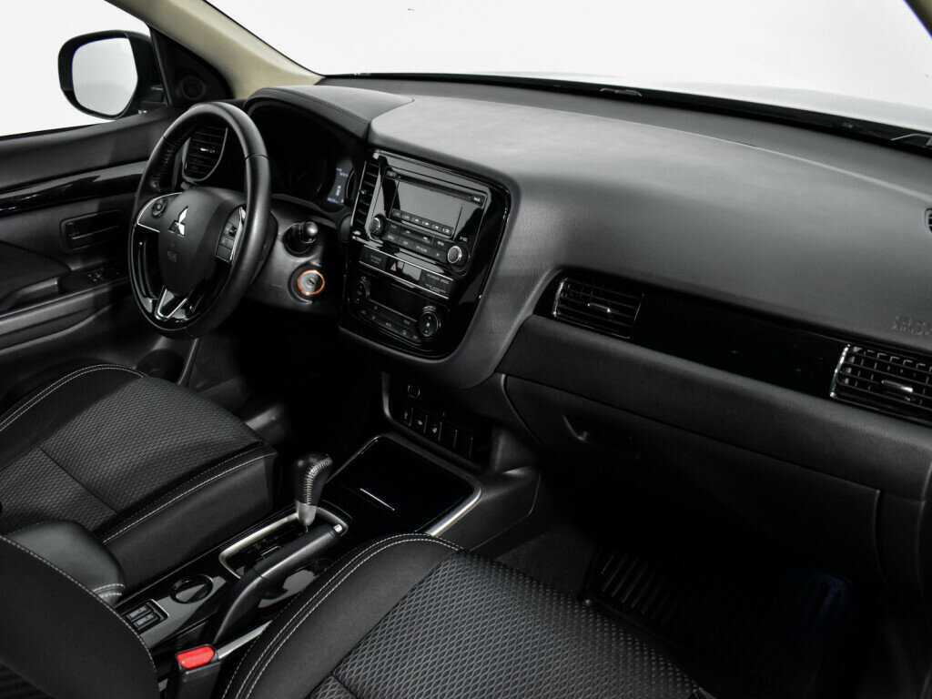 Mitsubishi Outlander с пробегом — 2019 год. Фото: #12