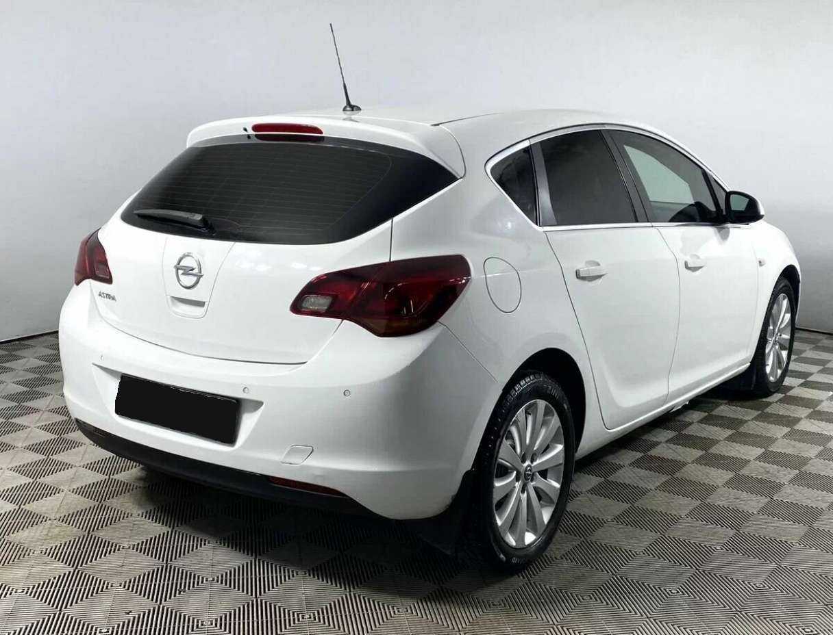 Opel Astra с пробегом — 2012 год. Фото: #4
