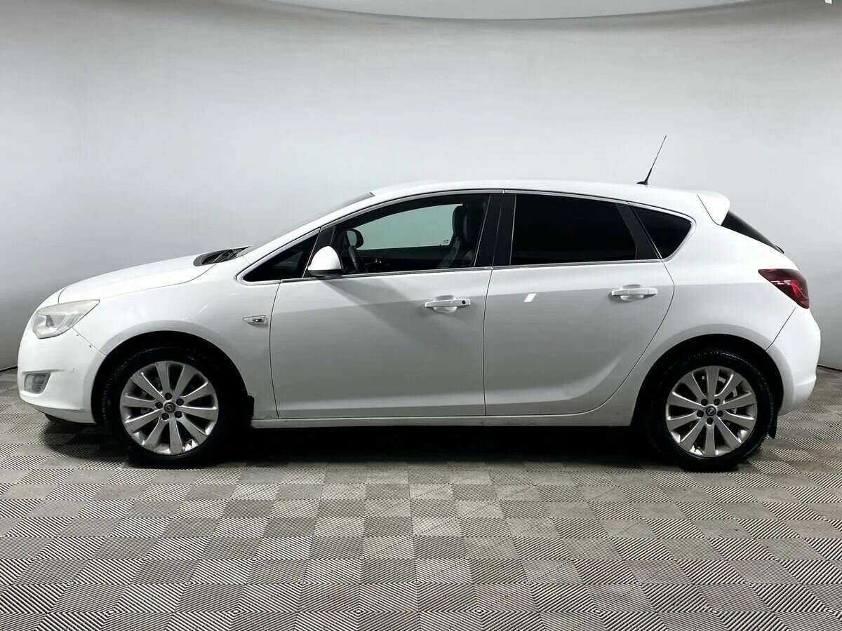 Opel Astra с пробегом — 2012 год. Фото: #6