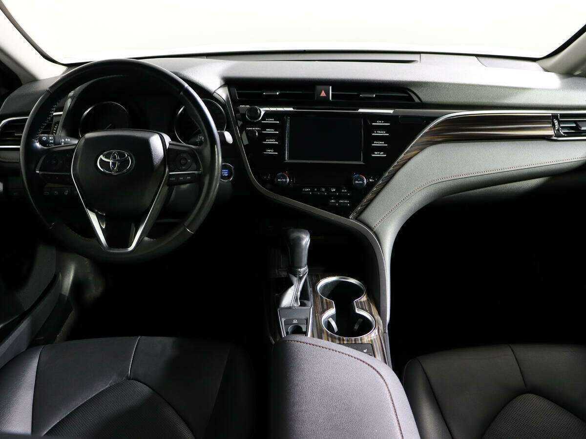 Toyota Camry с пробегом — 2018 год. Фото: #11