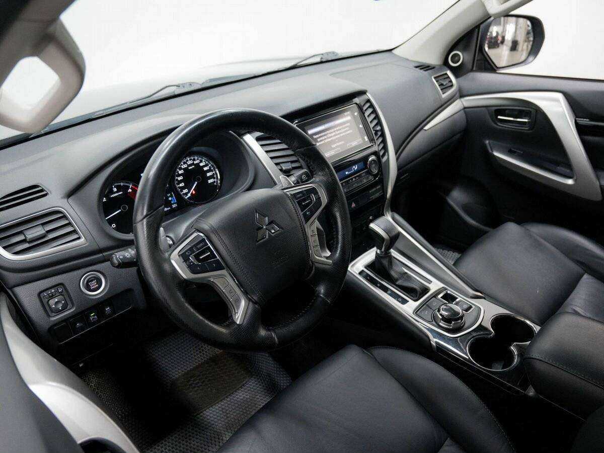 Mitsubishi Pajero Sport с пробегом — 2018 год. Фото: #9