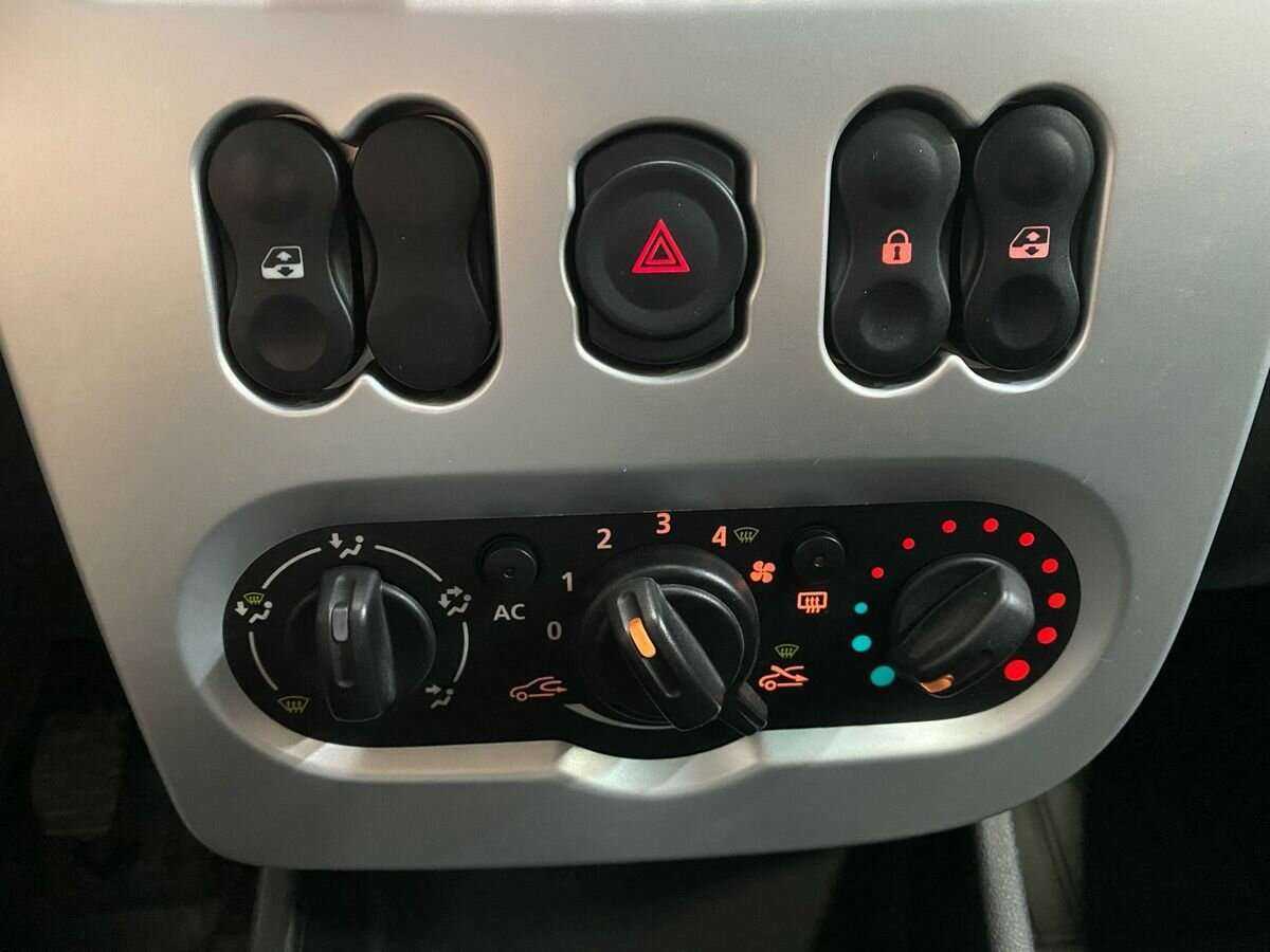 Renault Sandero с пробегом — 2012 год. Фото: #13