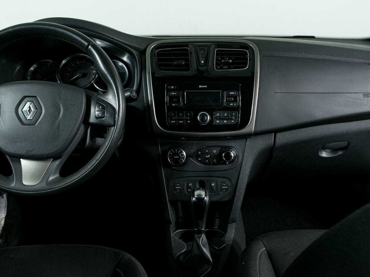 Renault Sandero с пробегом — 2017 год. Фото: #9
