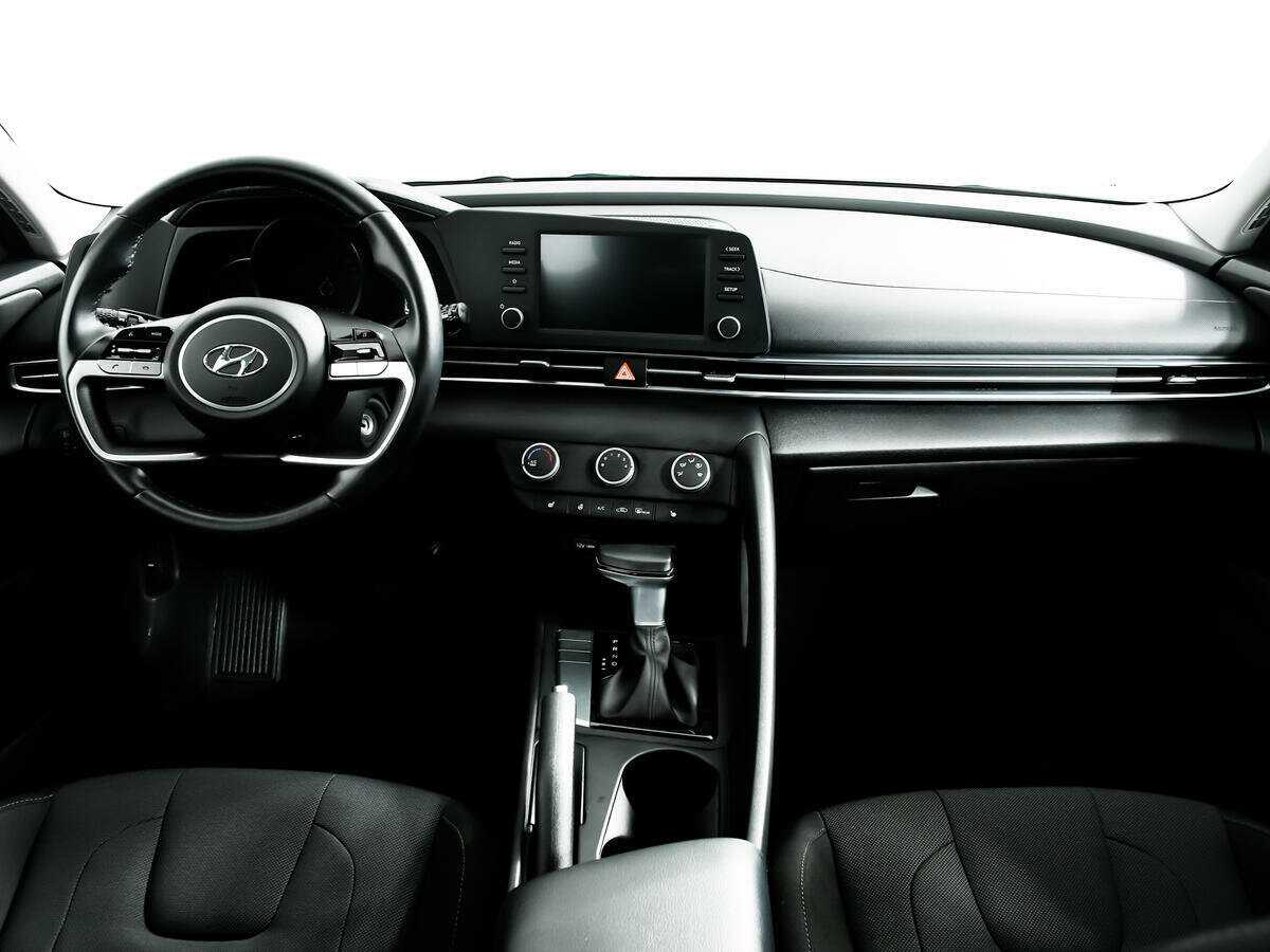 Hyundai Elantra с пробегом — 2022 год. Фото: #10