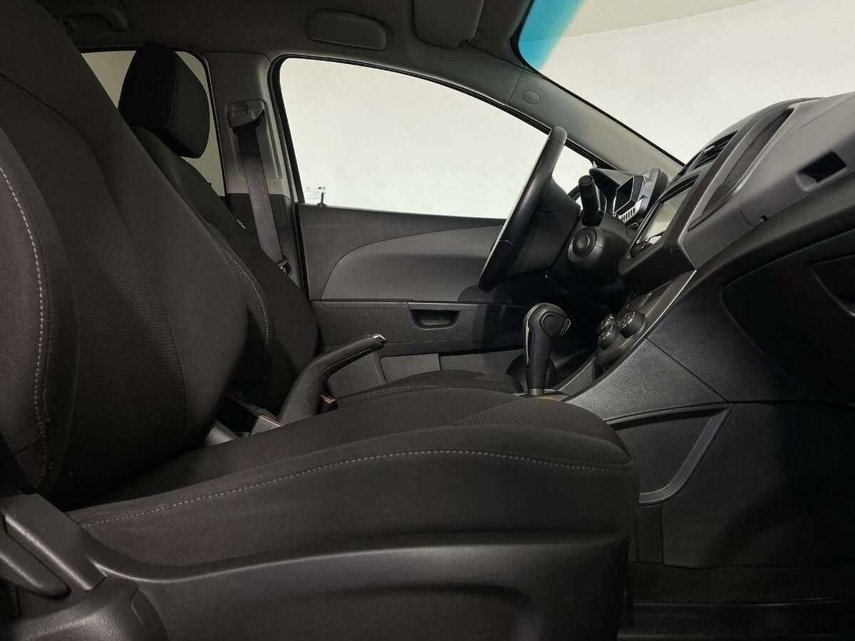 Chevrolet Aveo с пробегом — 2015 год. Фото: #11
