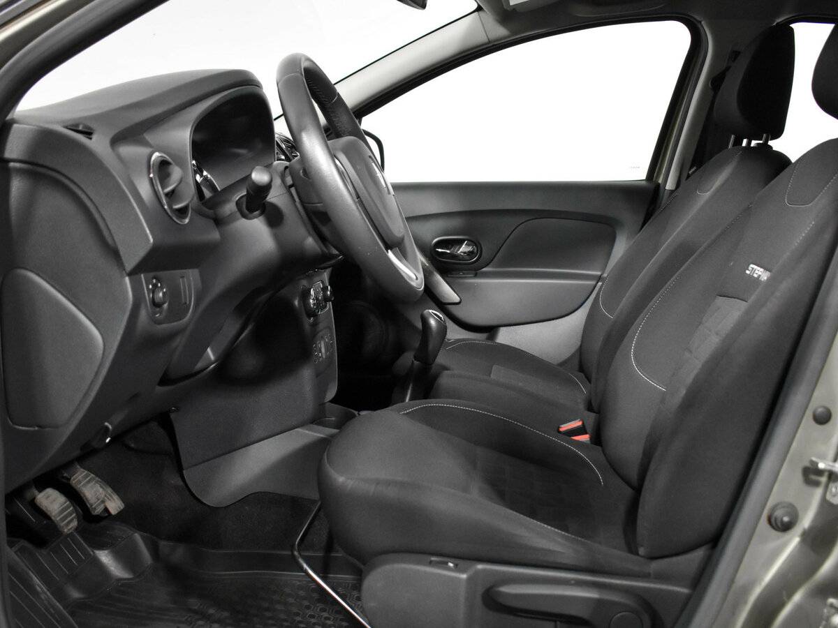 Renault Sandero с пробегом — 2017 год. Фото: #9