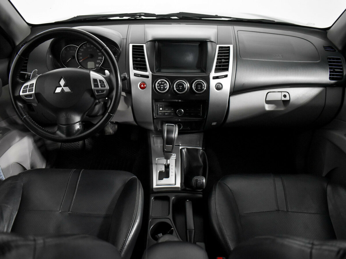Mitsubishi Pajero Sport с пробегом — 2013 год. Фото: #11