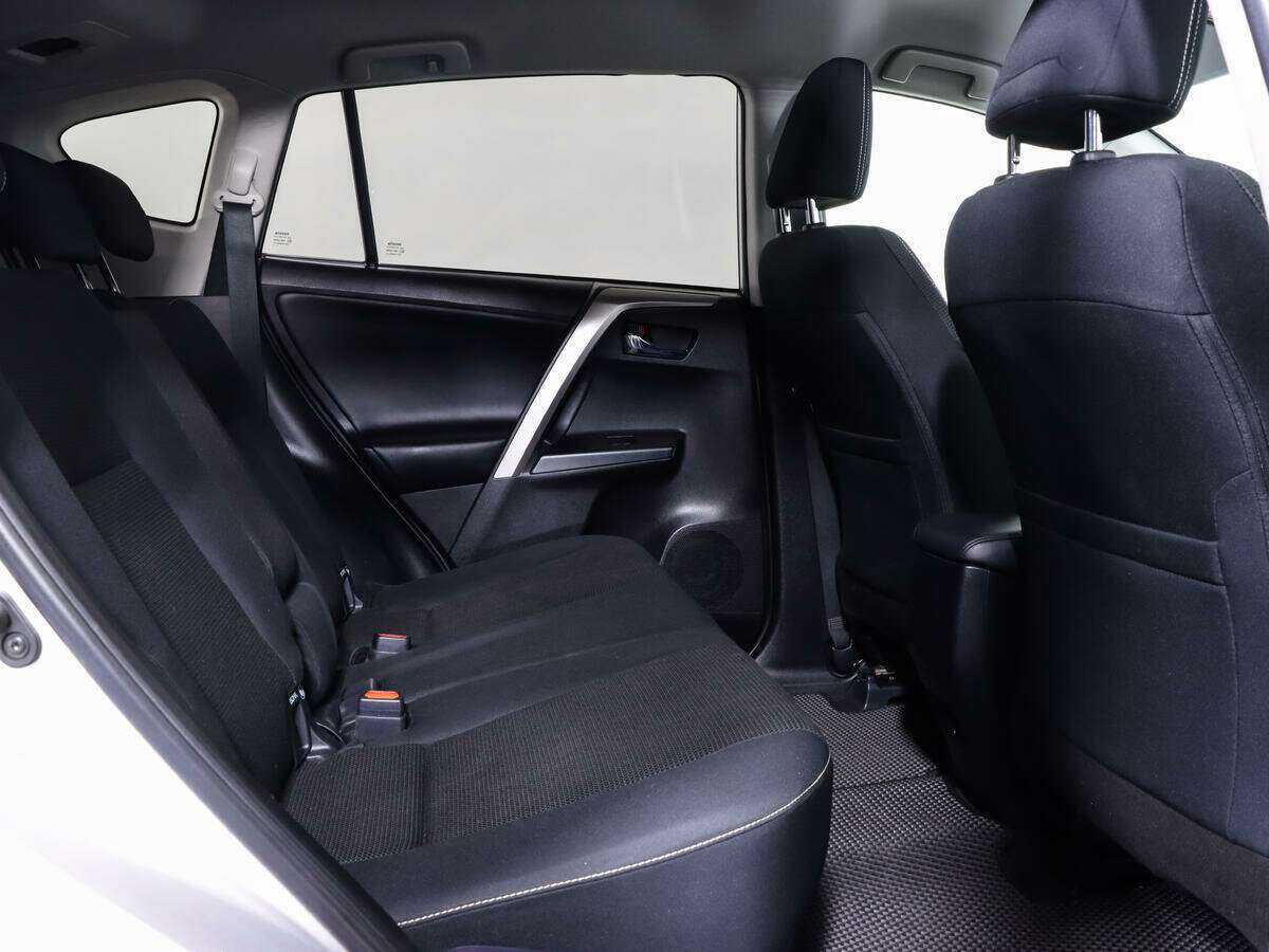 Toyota RAV4 с пробегом — 2017 год. Фото: #12