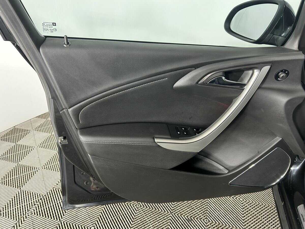 Opel Astra с пробегом — 2012 год. Фото: #7