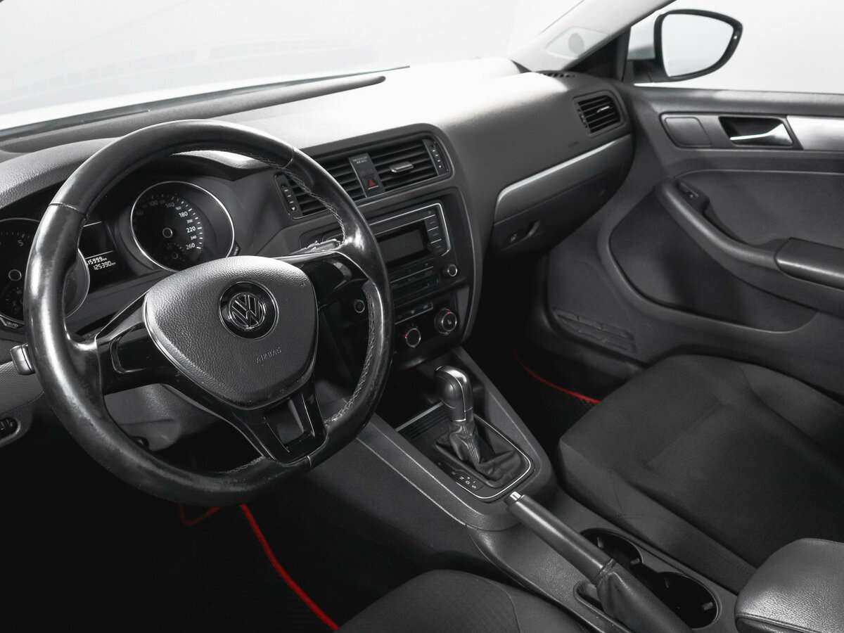 Volkswagen Jetta с пробегом — 2016 год. Фото: #12
