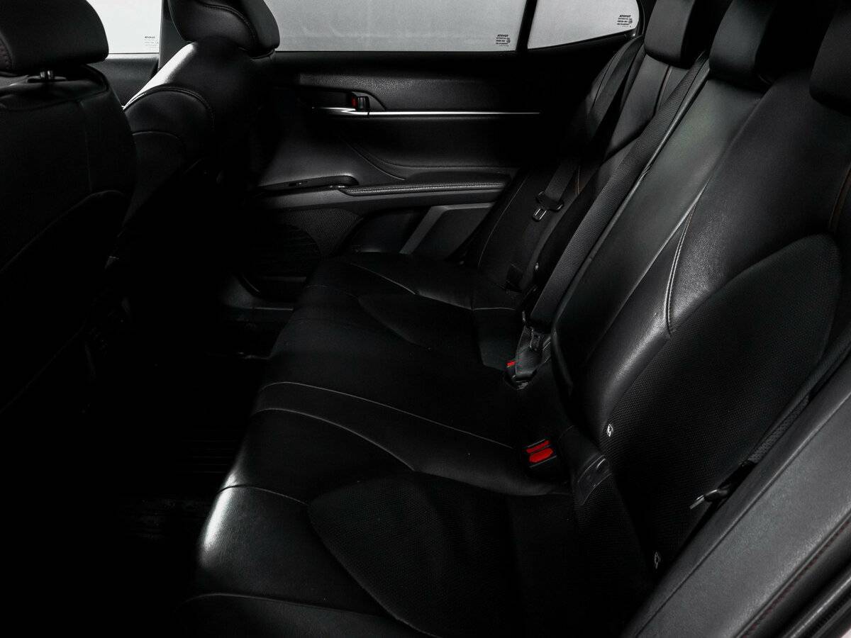 Toyota Camry с пробегом — 2018 год. Фото: #9