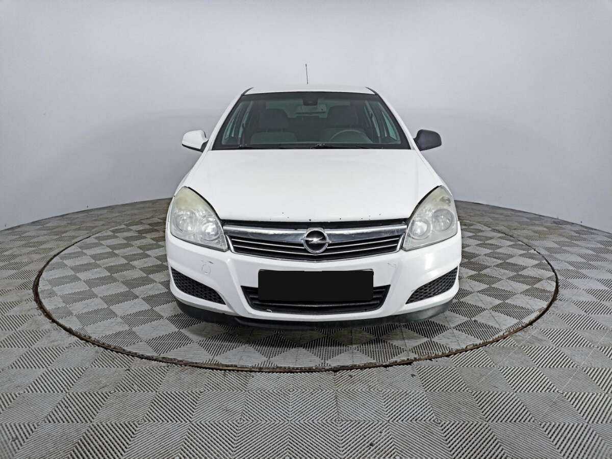 Opel Astra с пробегом — 2013 год. Фото: #1