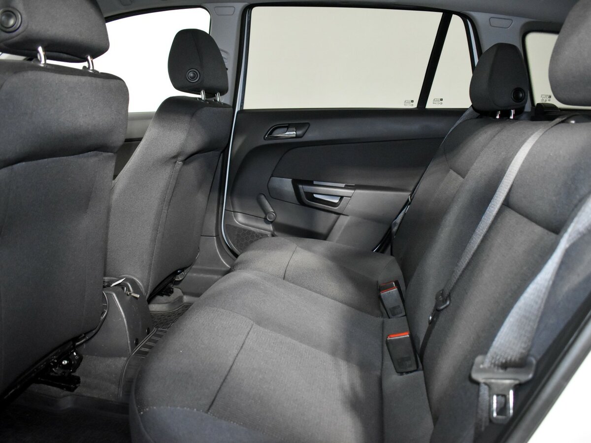 Opel Astra с пробегом — 2013 год. Фото: #9