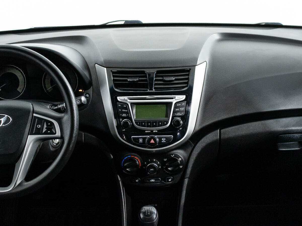 Hyundai Solaris с пробегом — 2012 год. Фото: #13