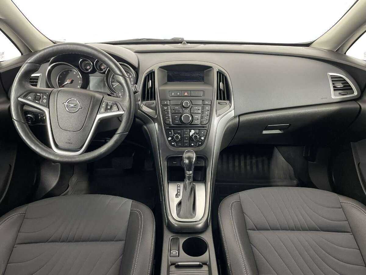 Opel Astra с пробегом — 2013 год. Фото: #6
