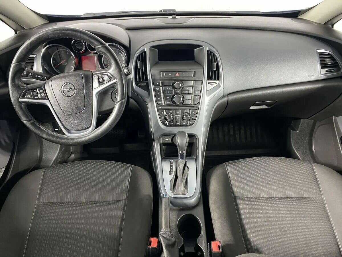 Opel Astra с пробегом — 2013 год. Фото: #10