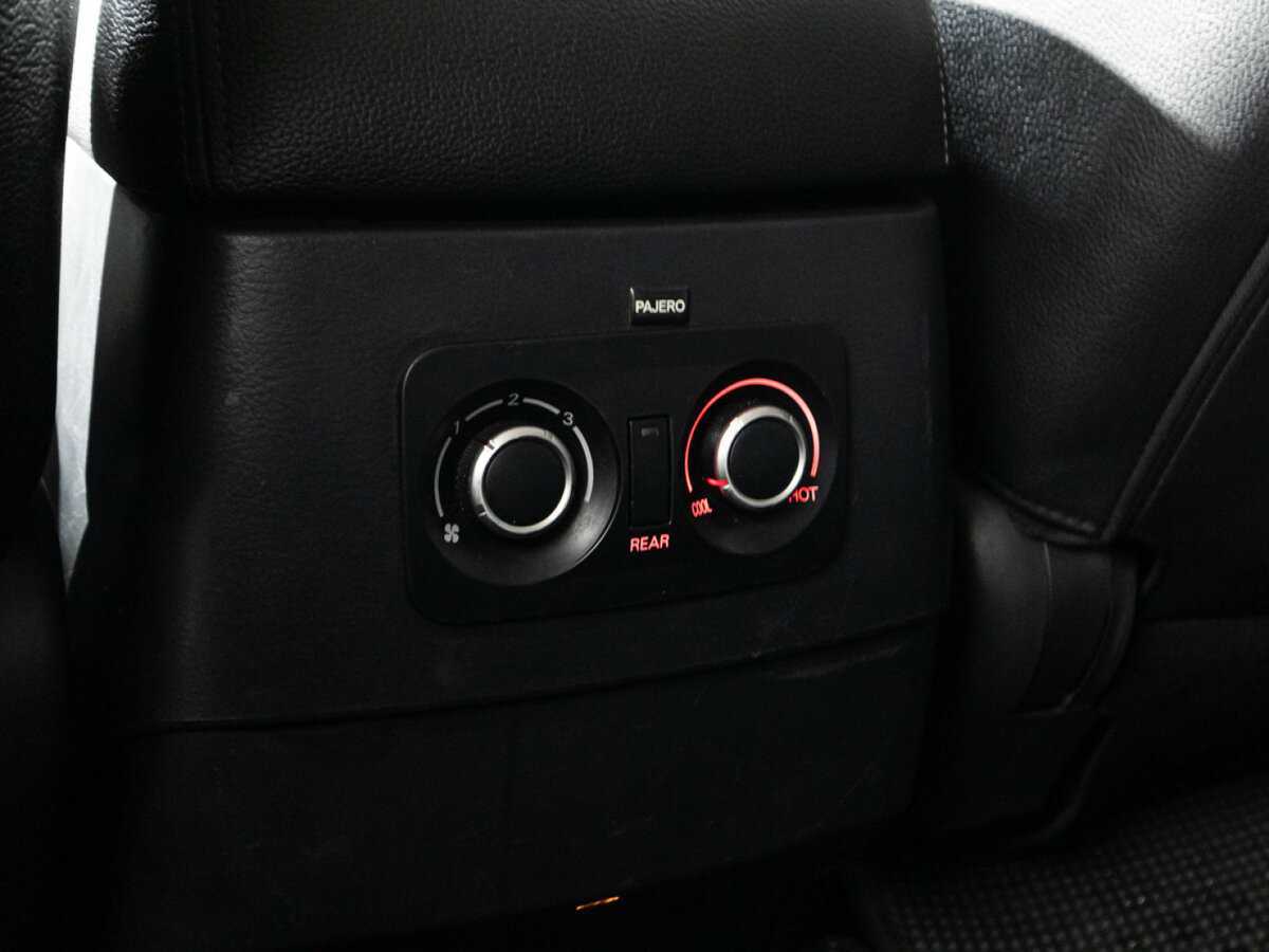 Mitsubishi Pajero с пробегом — 2014 год. Фото: #17