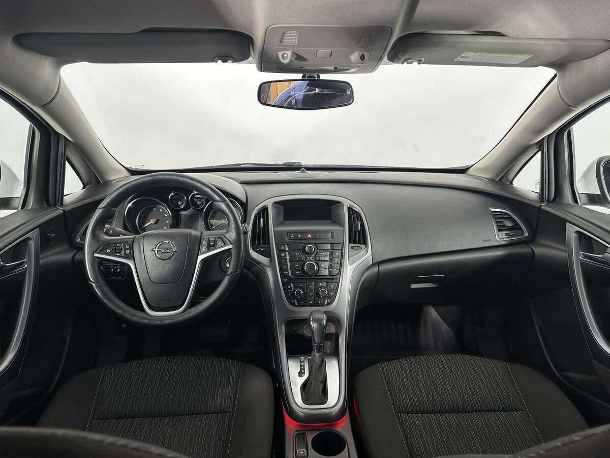 Opel Astra с пробегом — 2013 год. Фото: #4
