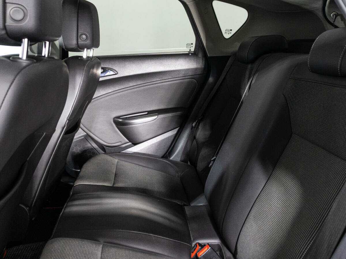 Opel Astra с пробегом — 2012 год. Фото: #9