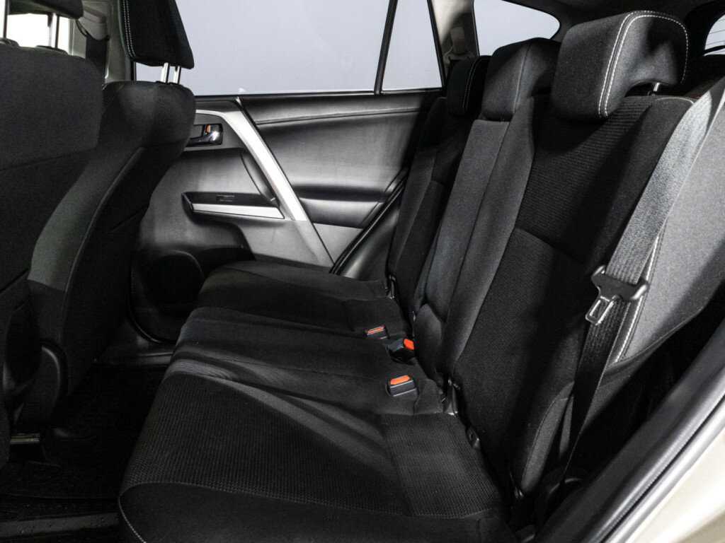 Toyota RAV4 с пробегом — 2015 год. Фото: #9