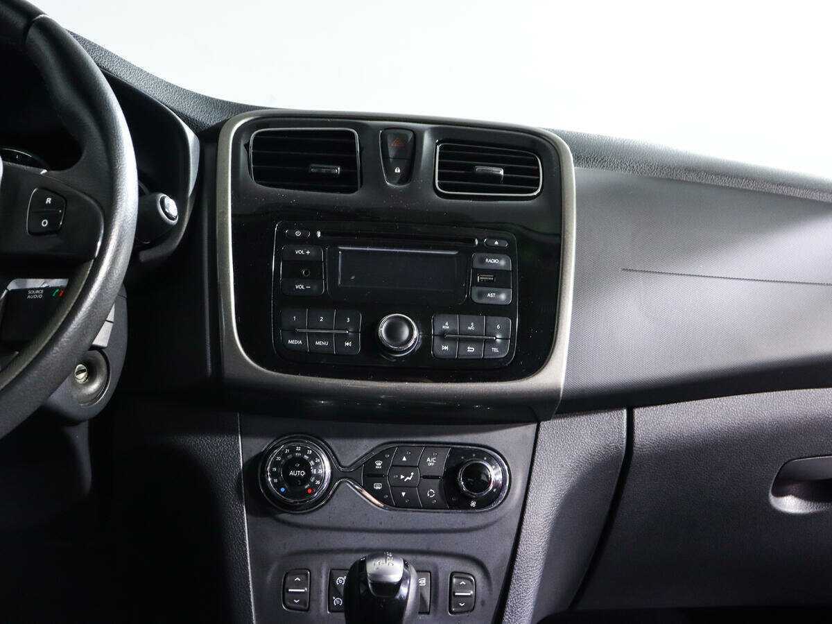 Renault Sandero с пробегом — 2016 год. Фото: #12