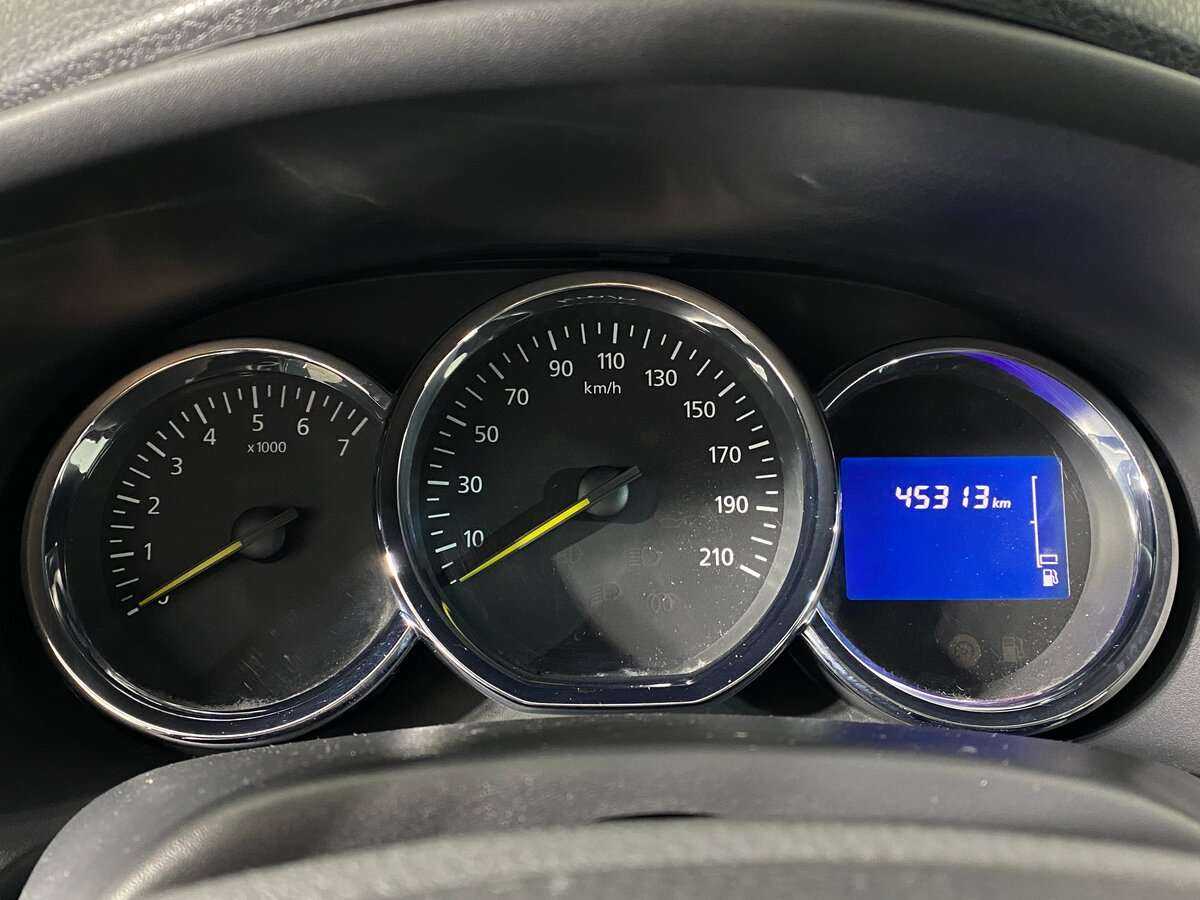 Renault Sandero с пробегом — 2015 год. Фото: #15