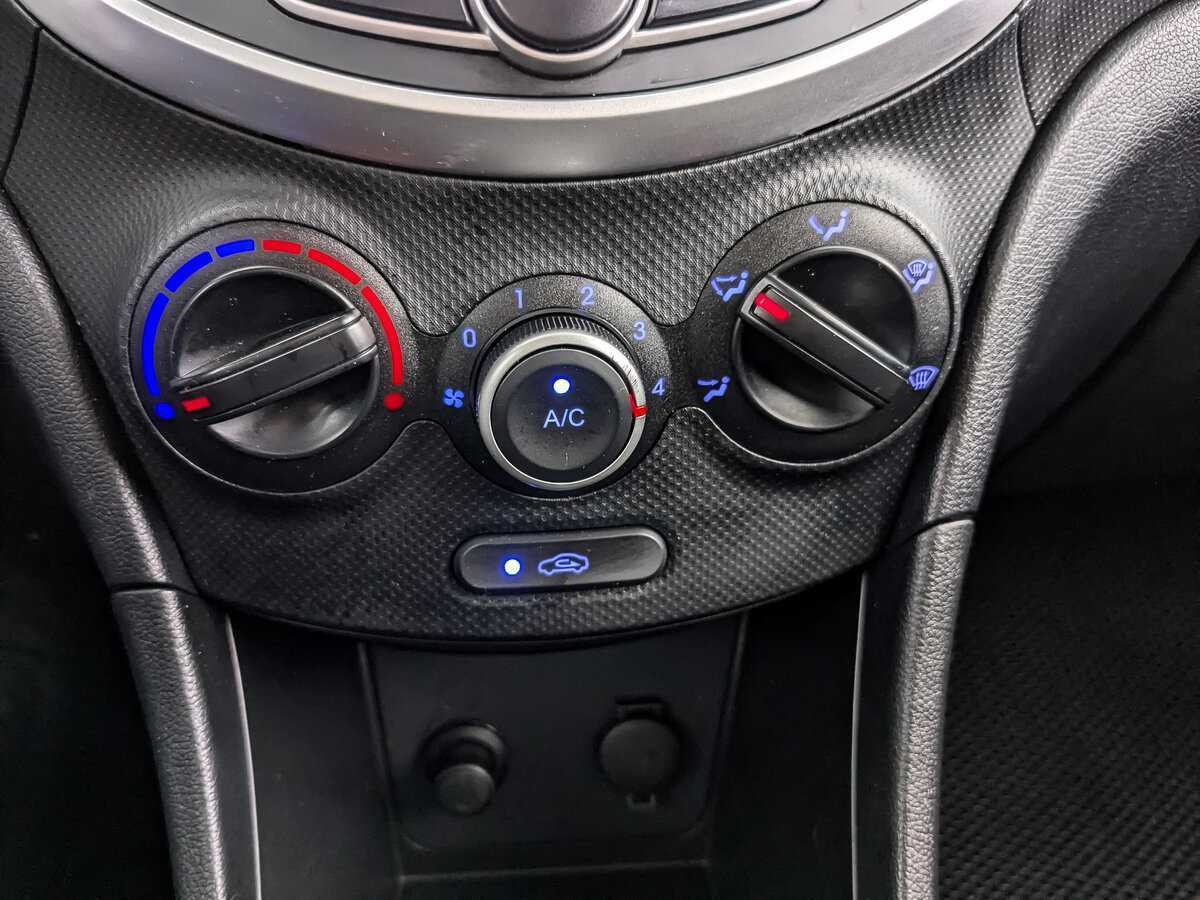 Hyundai Solaris с пробегом — 2014 год. Фото: #16