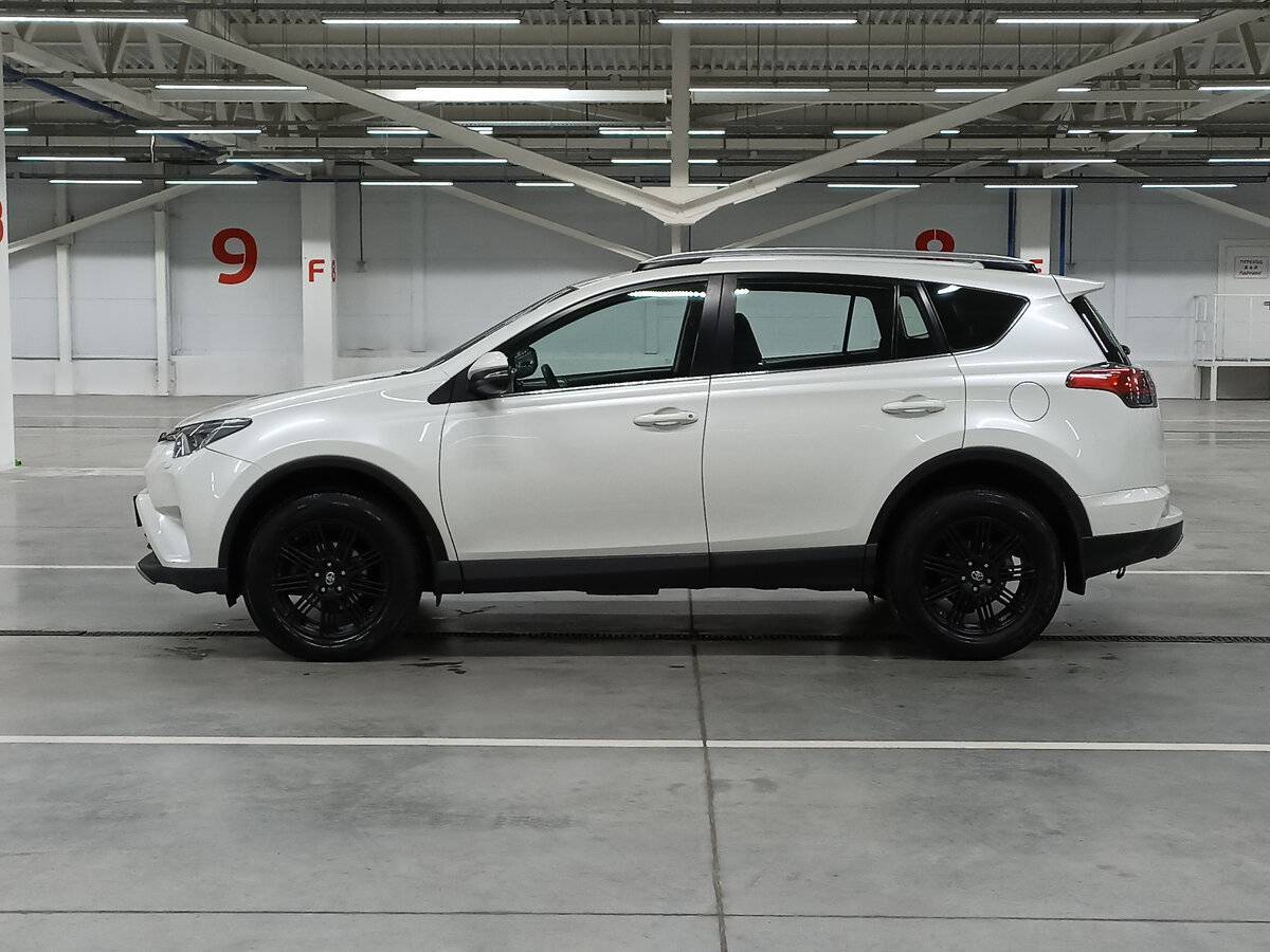 Toyota RAV4 с пробегом — 2017 год. Фото: #7