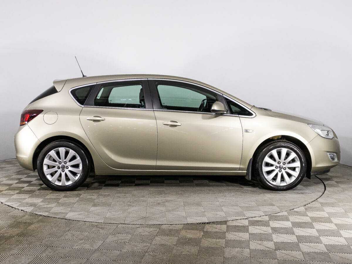 Opel Astra с пробегом — 2012 год. Фото: #3