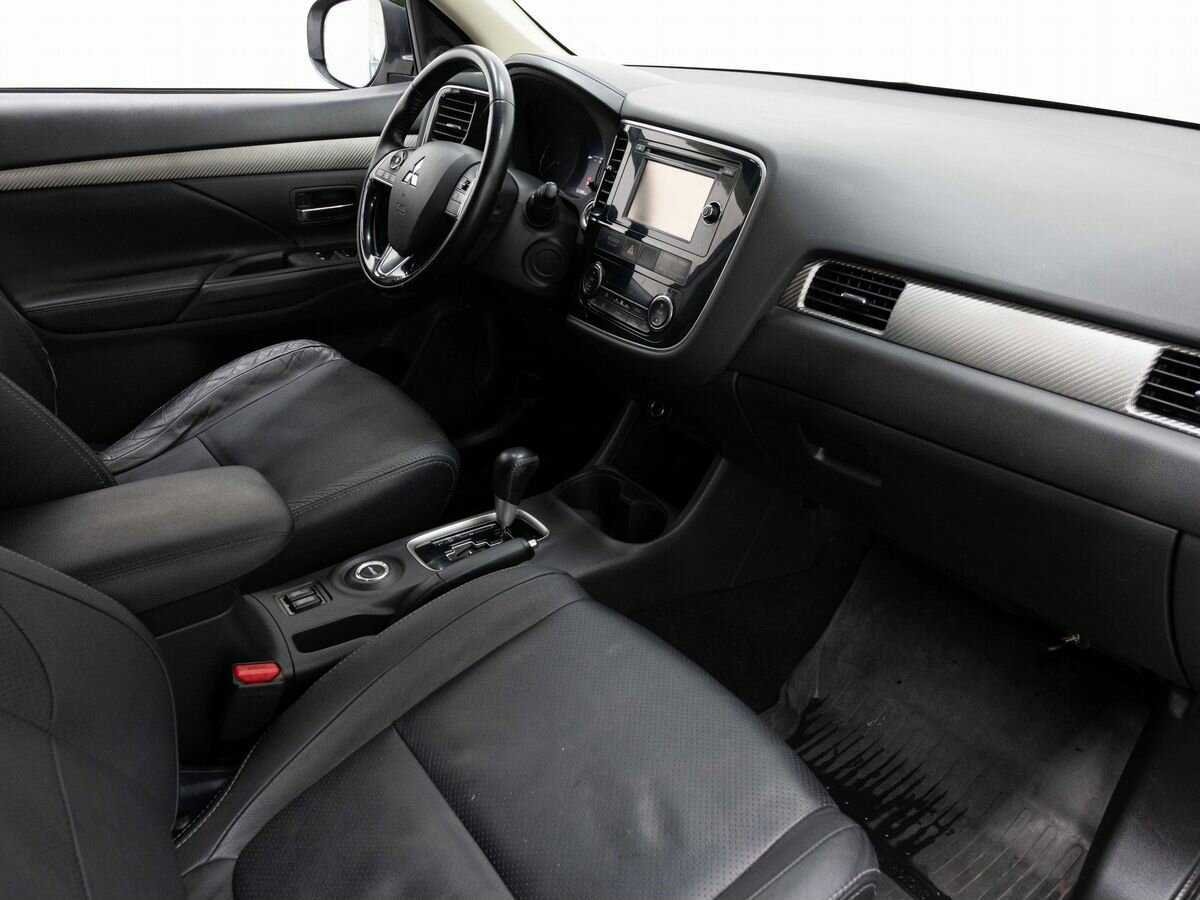 Mitsubishi Outlander с пробегом — 2015 год. Фото: #12