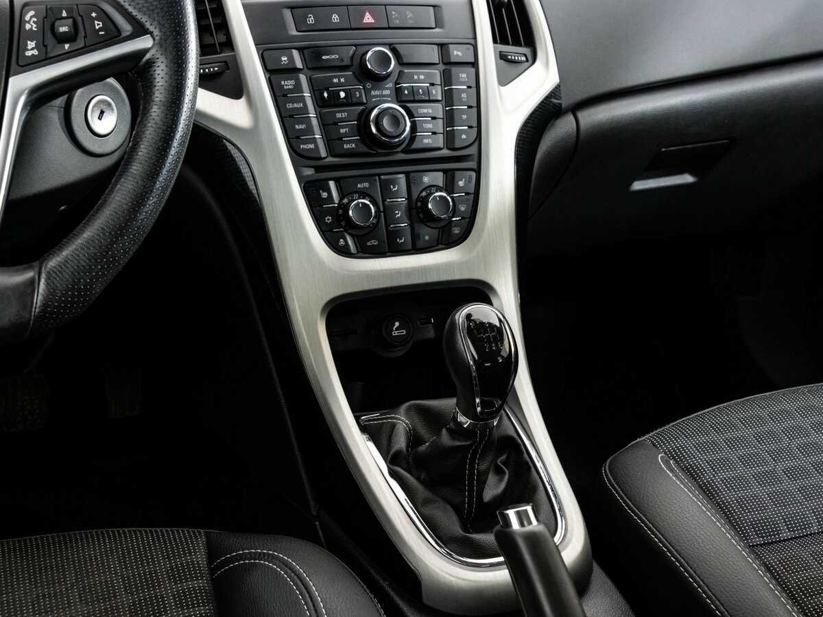 Opel Astra с пробегом — 2012 год. Фото: #10