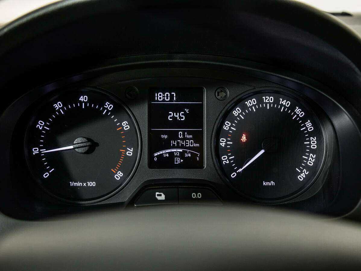Skoda Rapid с пробегом — 2015 год. Фото: #10