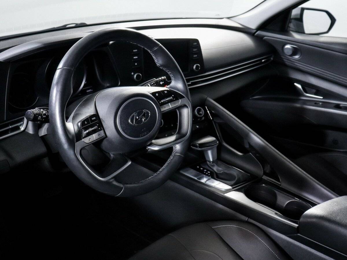 Hyundai Elantra с пробегом — 2021 год. Фото: #9