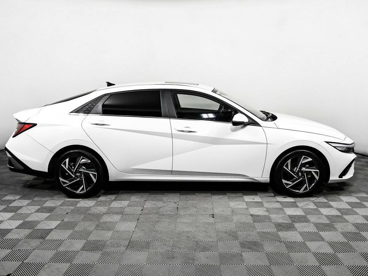 Hyundai Elantra с пробегом — 2023 год. Фото: #3
