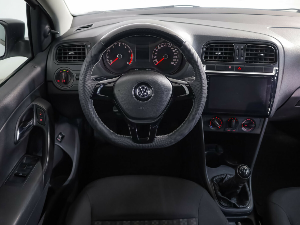 Volkswagen Polo с пробегом — 2018 год. Фото: #8