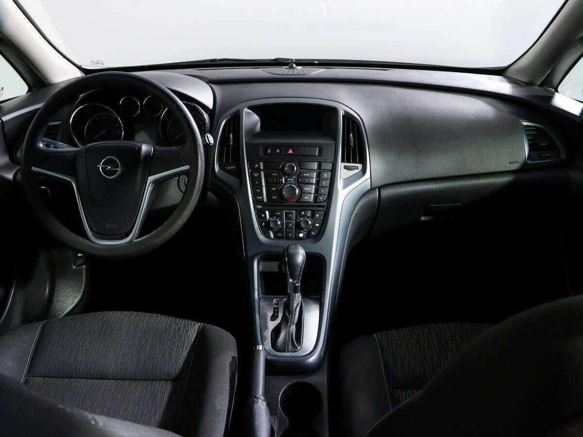 Opel Astra с пробегом — 2012 год. Фото: #10