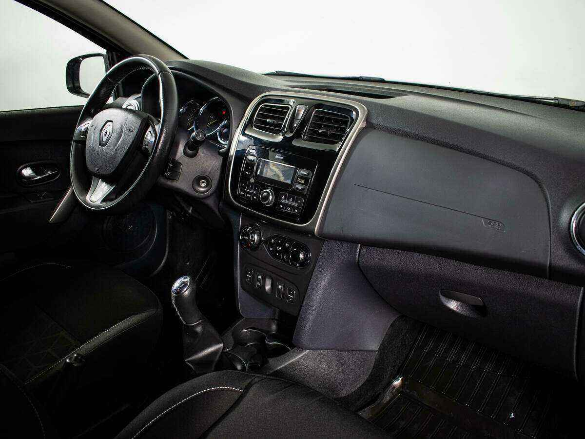 Renault Sandero с пробегом — 2017 год. Фото: #6
