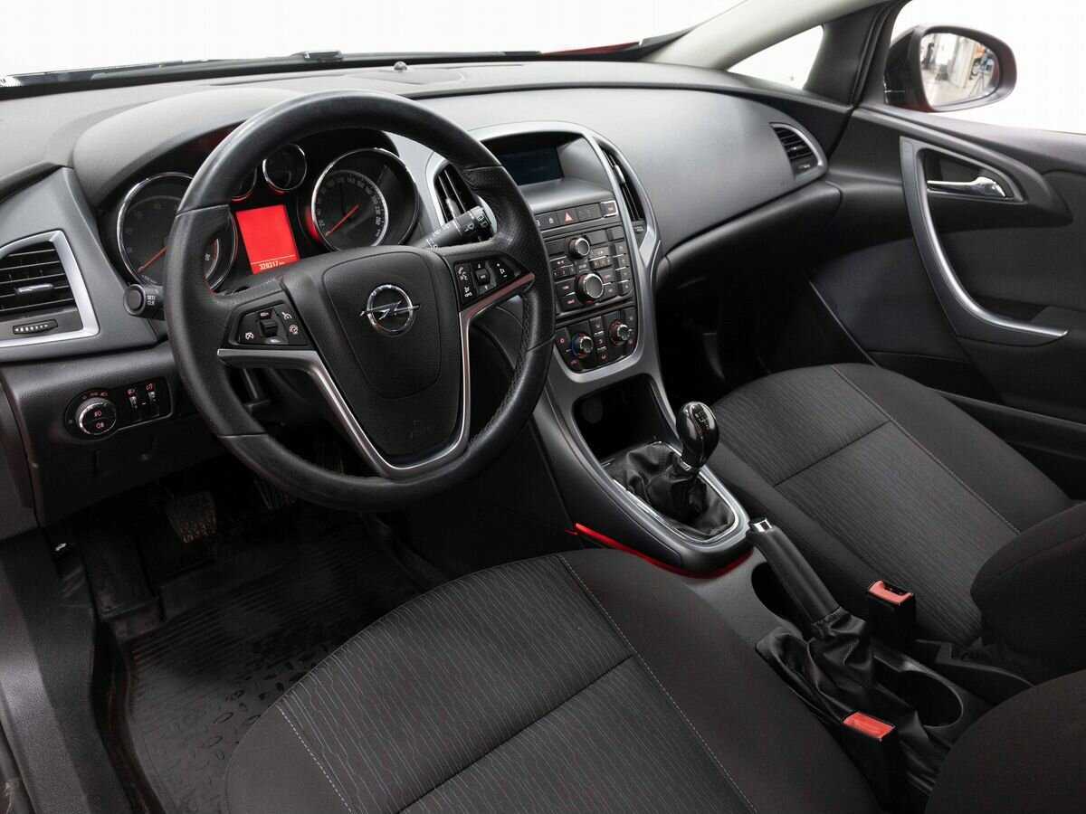Opel Astra с пробегом — 2012 год. Фото: #8