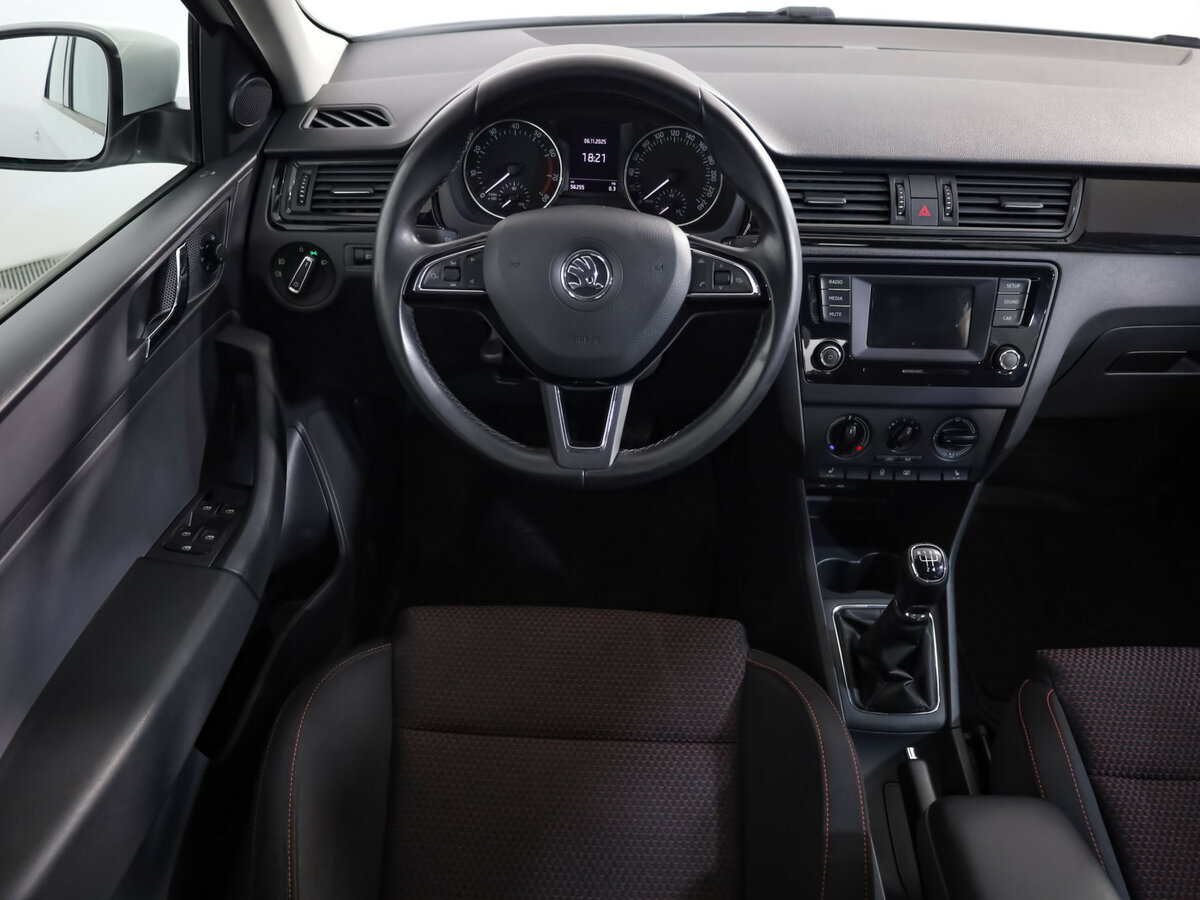 Skoda Rapid с пробегом — 2015 год. Фото: #8