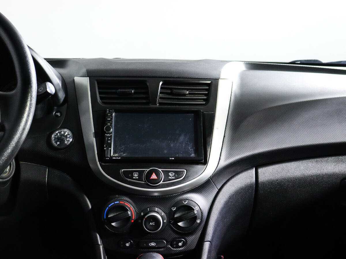 Hyundai Solaris с пробегом — 2013 год. Фото: #10